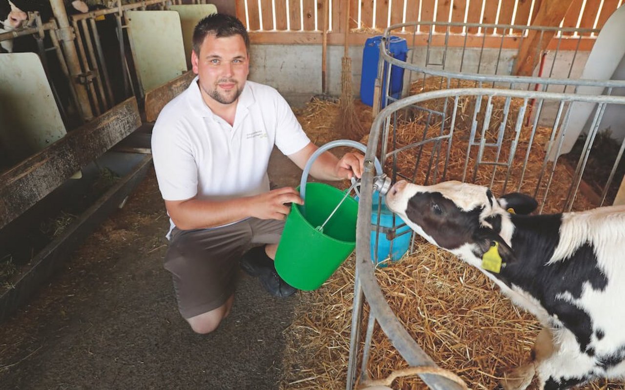 Young Farmer Jörg Lisebach hilft bei Arbeitsspitzen und Ferienabwesenheiten auf dem Hof der Eltern mit. Bild: Ruben Sprich