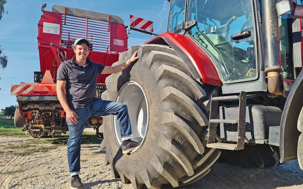 Lukas Jauner setzt zwei Zuckerrüben-Vollernter von Tim ein. An diesem Gespann setzt er Breitreifen ein und kann damit den Ackerboden vor der hohen Radlast schützen.