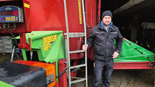 Der Futtermischwagen Der Futtermischwagen verarbeitet bei Michael Brügger jährlich rund 900 Siloballen und weitere Futterkomponenten und produziert verschiedene Mischungen.