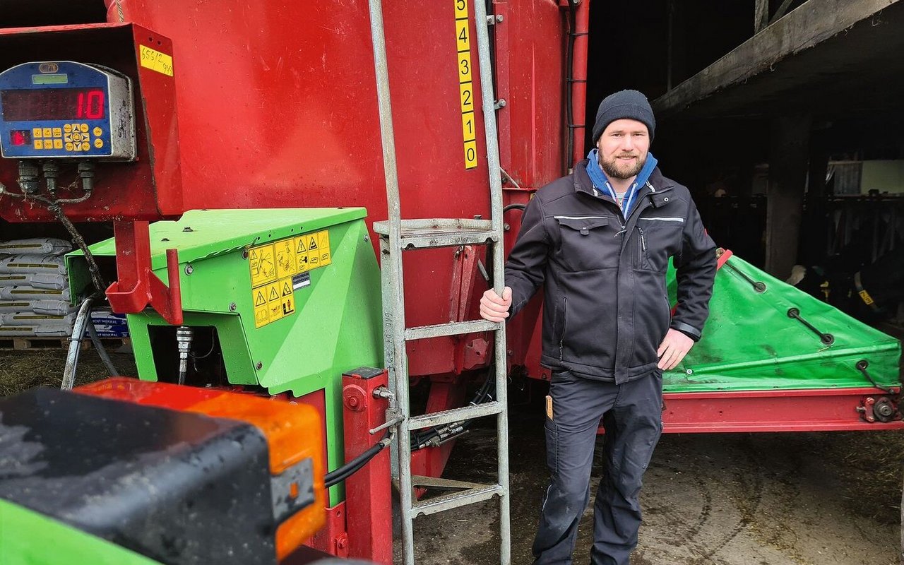 Der Futtermischwagen verarbeitet bei Michael Brügger jährlich rund 900 Siloballen und weitere Futterkomponenten und produziert verschiedene Mischungen.