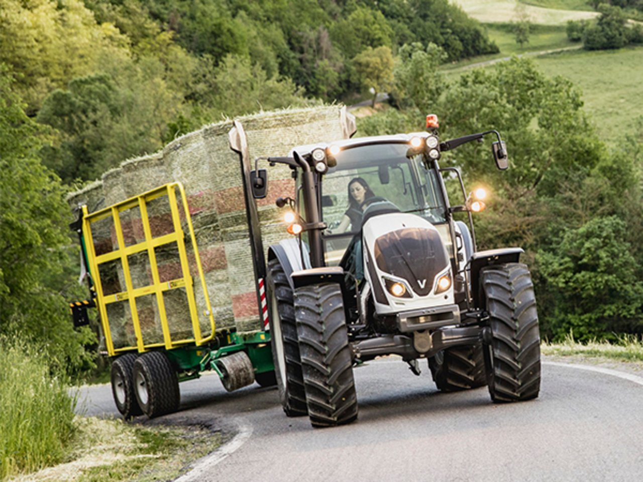 Ein Traktor der Valtra A-Serie beim Strassentransport. Bild: zVg