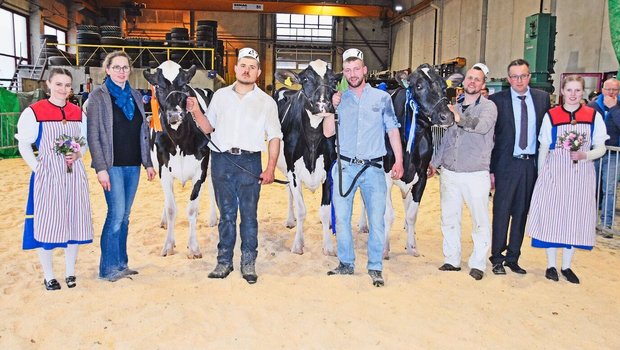 Die Senior-Siegerinnen (v. r.): Jungo Attraction Blessing (Champion), Jungo Legend Auckland (Mention), beide von Alain Jungo aus Tentlingen, und die Reserve Galtera Farm King Doc Lilly von Philipp und Sabine Fasel aus Alterswil.  