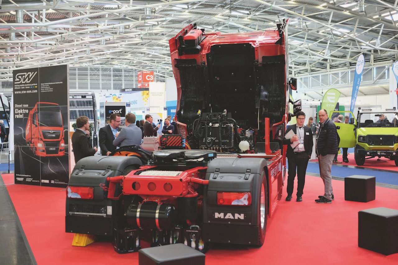 An diesem Sattelschlepper wurde der Verbrennungsmotor mit zwei Elektromotoren ersetzt. Die 380 PS halten zwei Stunden lang.