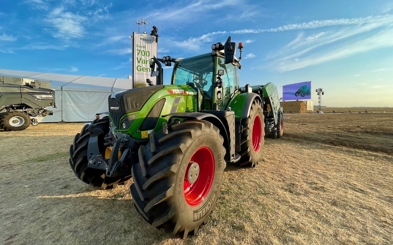 Fendt 718 Vario-Traktor im Abendlicht.