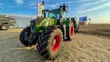 Fendt 718 Vario-Traktor im Abendlicht.