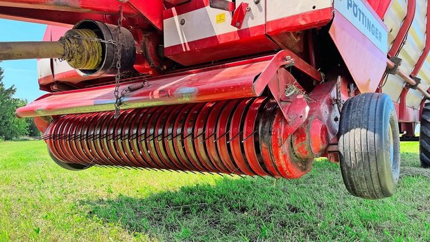 Das Pick-up des Ladewagens arbeitet meist zuverlässig und ohne viel Aufmerksamkeit des Bedieners oder der Bedienerin. Eine Wartung der Stahlzinken ist aber wichtig, um eine hohe Durchsatzleistung erzielen zu können.