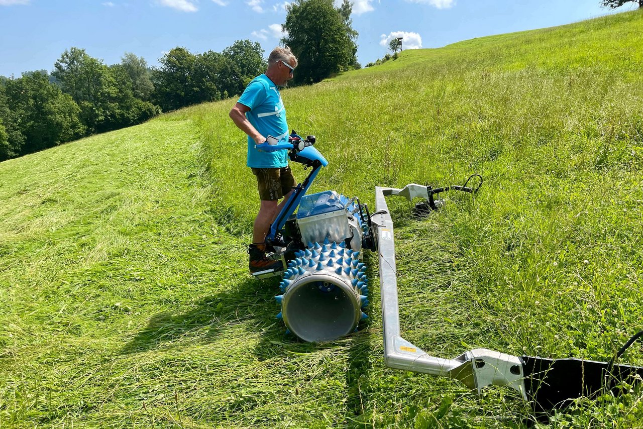 Die neue Generation Brielmaier-Motormäher in Action – hier im schwäbischen Deggenhausertal. (Bild: Jürg Vollmer / «die grüne»)