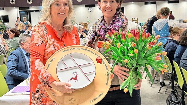 Theres Weber erhielt zum Abschied einen Fondue-chinoise-Teller, die neue Präsidentin Susanne Fuster einen Blumenstrauss. 