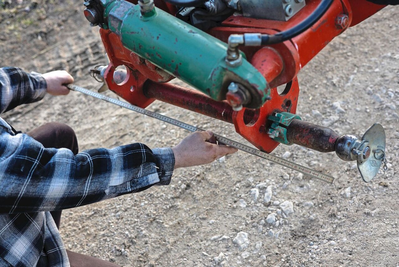 ... dass die Fanghaken zur Breite des Anbaupunkts am Gerät passen. 