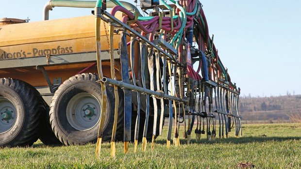 Suisse Bilanz: Nährstoffe auf dem Feld Ein Güllefass mit Schleppschlauch bringt Gülle auf dem Feld aus.