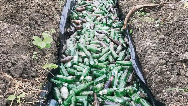 Ein sogenanntes «Wicking Bed» im Aufbau. Das System verhindert mit einfachen Mitteln das Versickern und trägt so dazu bei, dass das Wasser länger hinhält. (Bild Helene Besson)