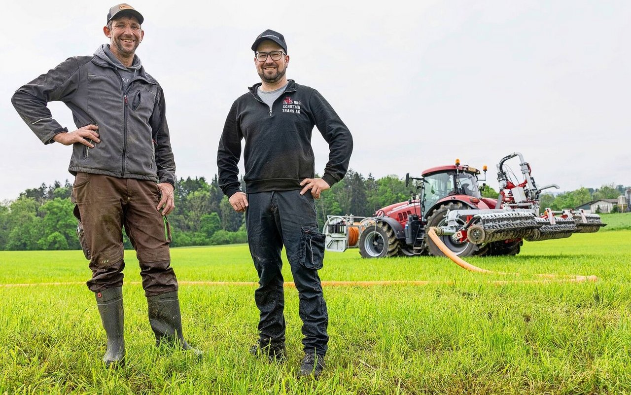 Landwirt Thomas Brüschweiler (links) arbeitet schon länger mit Lohnunternehmer Ralf Hug zusammen. Bisher wurde die Gülle immer mit Schleppschuh ausgebracht.