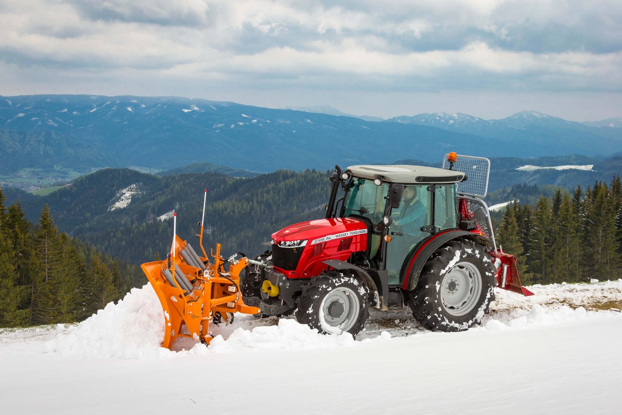 Die MF 3700 AL «Alpine»-Traktoren von Massey Ferguson vereinigen Effizienz und Komfort mit «Kletterfähigkeit». Bild: zVg