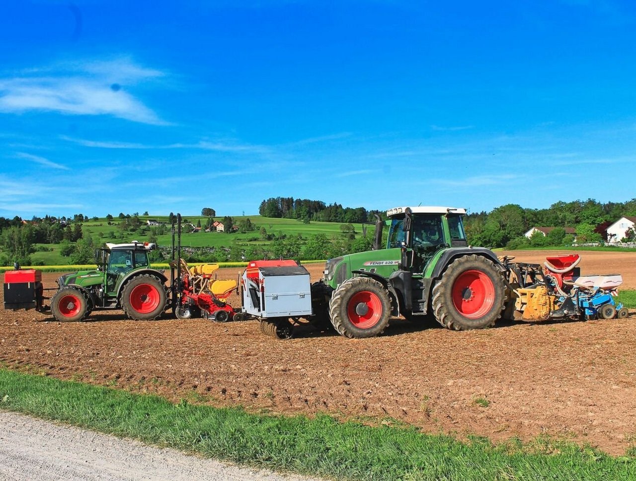 Die Maissämaschinen sind mit je zwei Düngertanks ausgerüstet: einer ist für Mikrogranulat und der andere für die Unterfussdüngung mit Fronttank. 