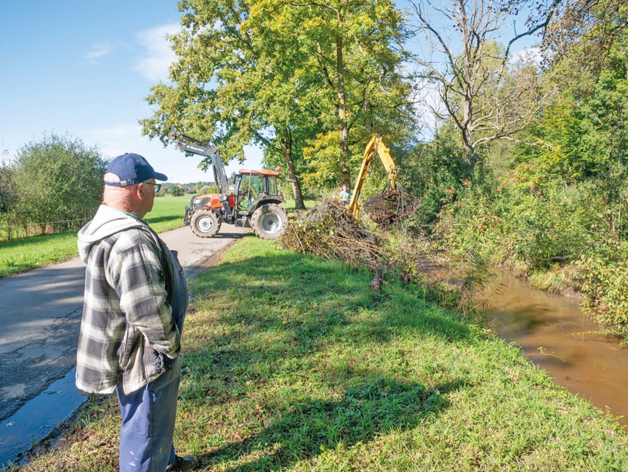 Landwirt Josef Frei beobachtet seinen Sohn, wie er den Biberdamm abräumt: Seit 2019 haben Frei und zwei andere Landwirte die offizielle Erlaubnis des Kantons dazu. Bild: David Eppenberger