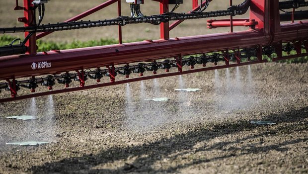 Need-Farming: Einzelstockbehandlung bis 54 Metern Agrifac entwickelte mit Need Farming Technologien, die nur dort spritzen, wo Unkraut vorhanden ist. Bild: Pia Neuenschwander