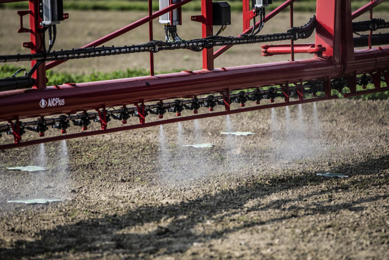 Agrifac entwickelte mit Need Farming Technologien, die nur dort spritzen, wo Unkraut vorhanden ist. Bild: Pia Neuenschwander