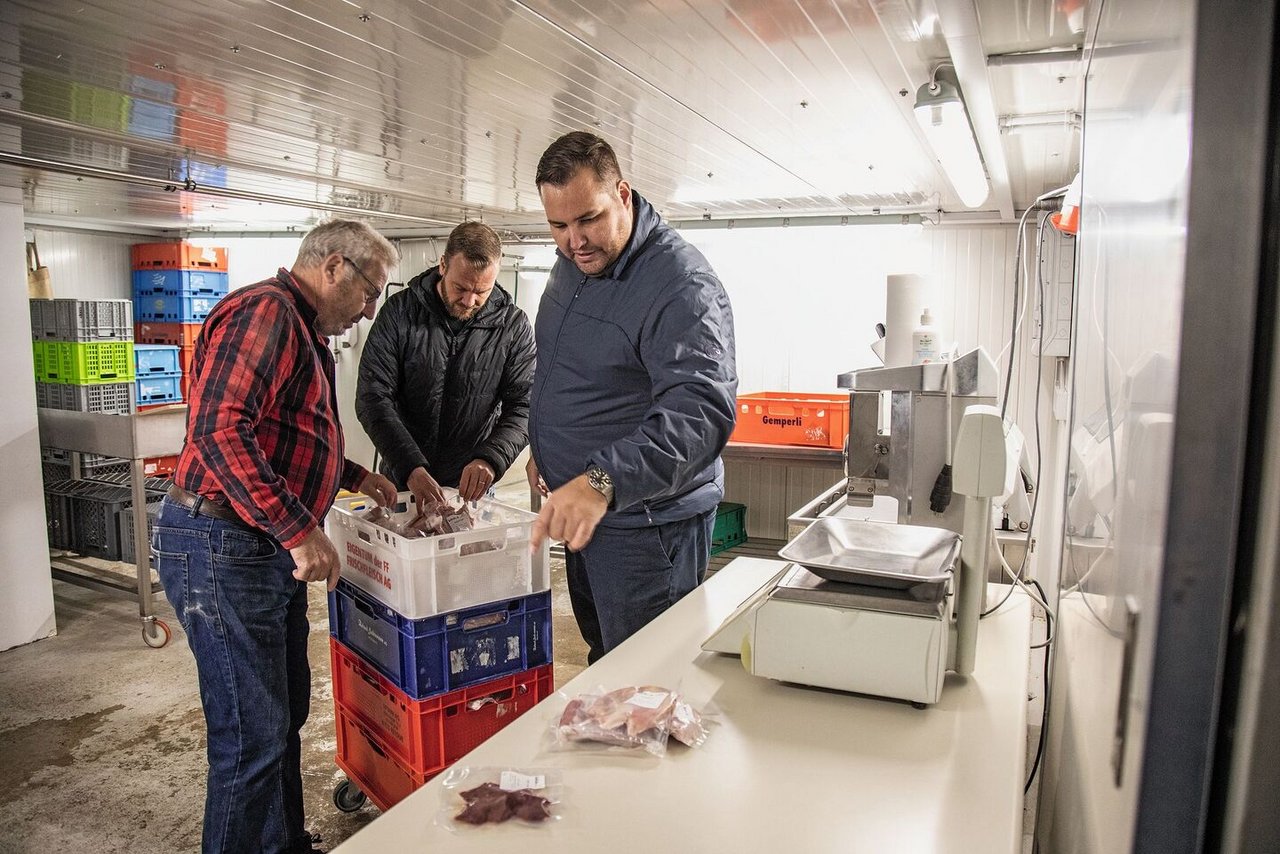 Fertig für den Versand: Fredy Stalder, Adrian Lerch und Moritz Maier (v.l.n.r.) mit den Poulet-Paketen für die KundInnen der Plattform kuhteilen.ch.