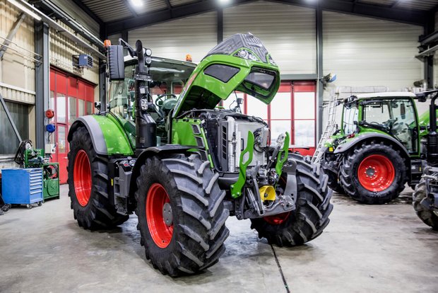 Ein Fendt 720 Vario Traktor in der Werkhalle der GVS Agrar AG in Schaffhausen. Bild: Mareycke Frehner