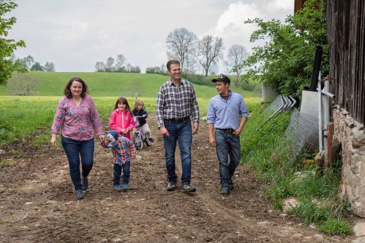 Young Farmer Sepp Infanger mit der Familie seines ehemaligen Lehrmeisters Roger Frei. Bild: Pia Neuenschwander