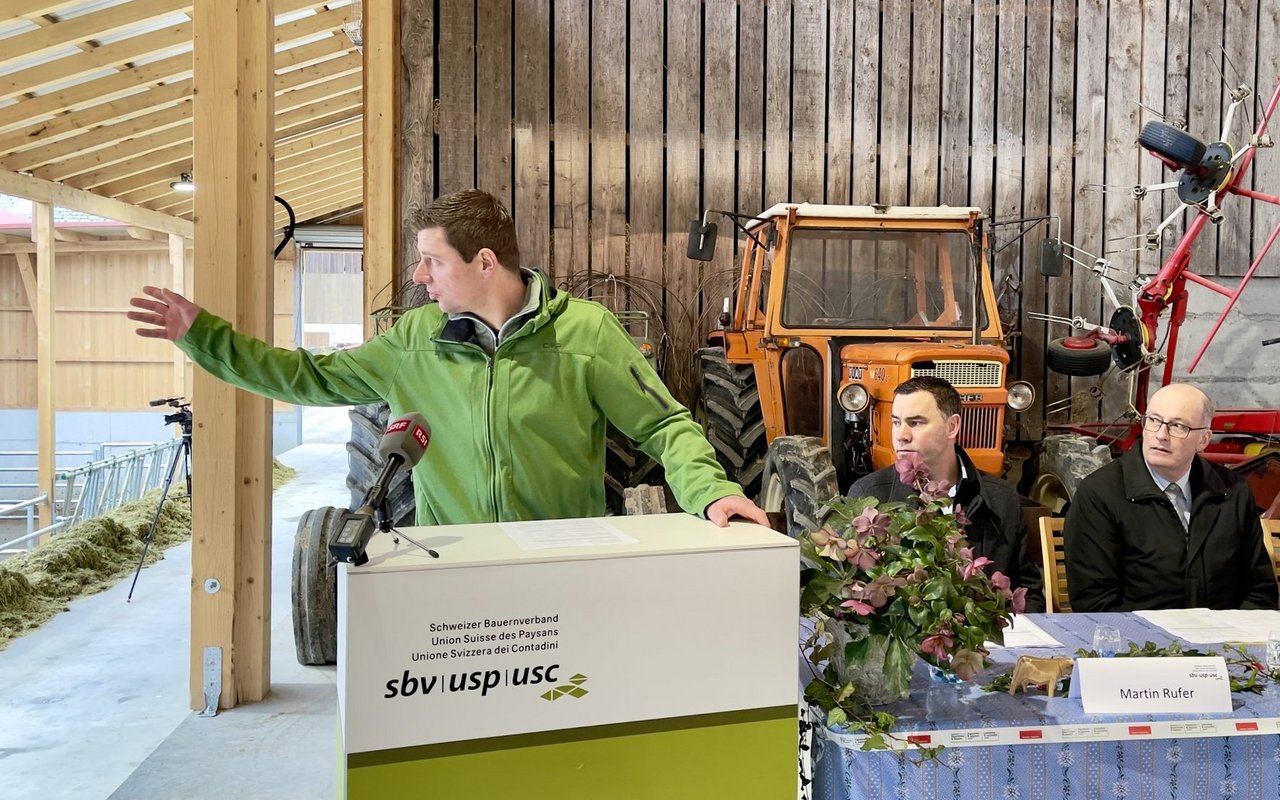 Landwirt Michael Balsiger in seinem neuen Boxenlaufstall.