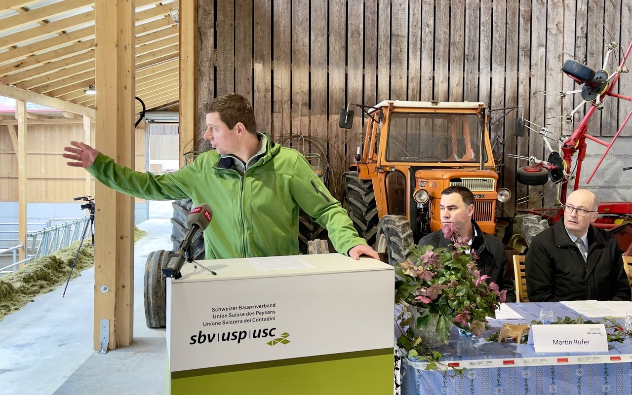 Landwirt Michael Balsiger in seinem neuen Boxenlaufstall.