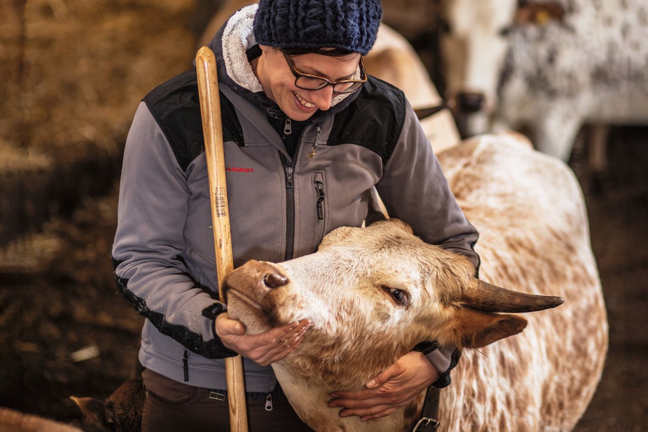 Rebekka Strub, 37, Hof Horn, Trimbach SO: Die Meisterlandwirtin konnte die Pacht ihrer Eltern übernehmen. Sie hält auf dem Bio-Betrieb Aubrac und Zebus sowie Burenziegen. Bild: Pia Neuenschwander