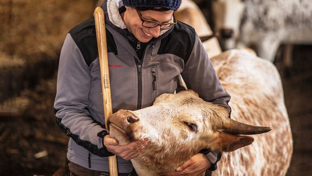 Rebekka Strub, 37, Hof Horn, Trimbach SO: Die Meisterlandwirtin konnte die Pacht ihrer Eltern übernehmen. Sie hält auf dem Bio-Betrieb Aubrac und Zebus sowie Burenziegen. Bild: Pia Neuenschwander