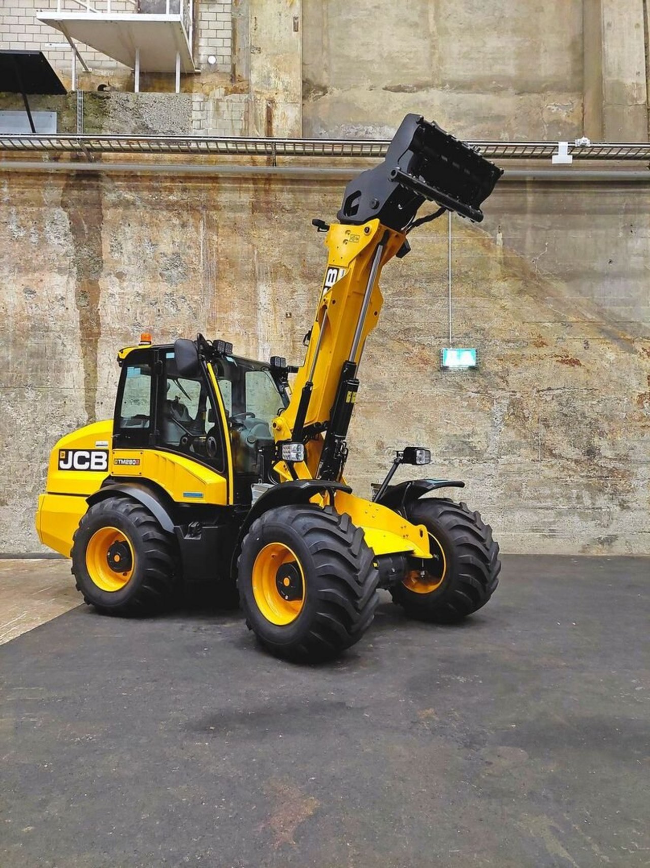 Die beiden neuen Teleskop-Radlader-Modelle von JCB. Der TM280S (links) hat 130 PS und eine Anhängelast von 15 Tonnen. Der TM110 ist das kleinste Modell.Bild: Geraldine Zutter