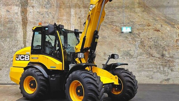 Die beiden neuen Teleskop-Radlader-Modelle von JCB. Der TM280S (links) hat 130 PS und eine Anhängelast von 15 Tonnen. Der TM110 ist das kleinste Modell.Bild: Geraldine Zutter