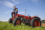 Patrick Scherrer mit seinem Hürlimann T-9200 Allrad. Bild: Gian Vaitl 