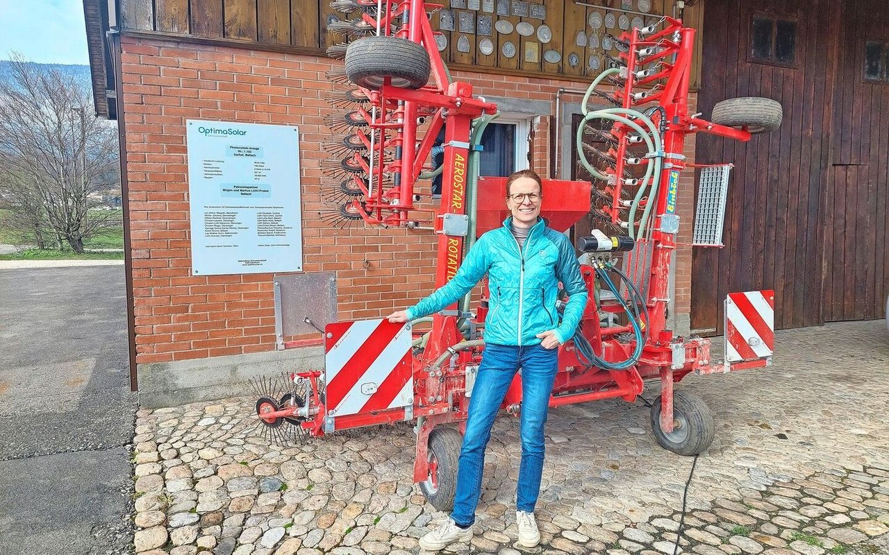 Mirjam Lüthi schaffte einen Rollstriegel mit einem Krummenacher-Sägerät an. So kann sie beim letzten Striegeldurchgang im Frühjahr die Untersaat einsäen. 