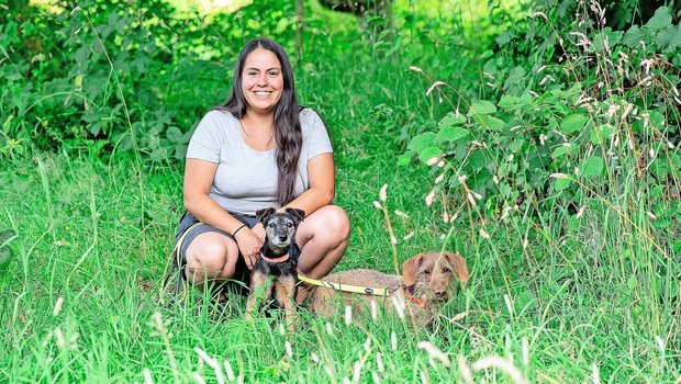 Sabrina Bloch mit ihren beiden Hunden: Enya (schwarz), ein Westfalenterrier, den sie auch jagdlich führt, und Orsino, ein Rauhaardackel.