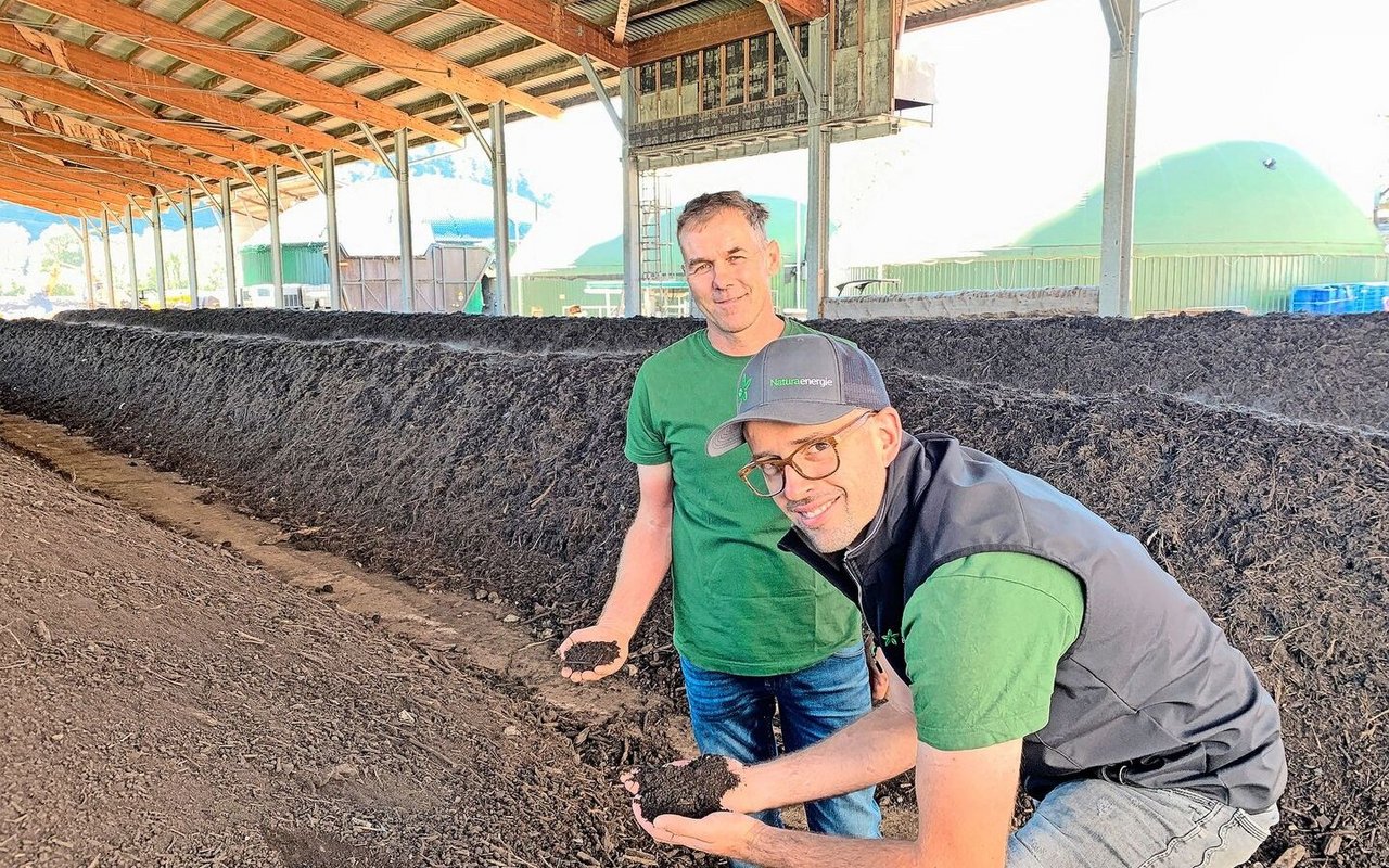 Geschäftsführer Klaus Seiler (l.) und Betriebsleiter Tobias von Rotz begutachten die Qualität des Kompostes in den grossen Hallen der Naturaenergie AG in Kägiswil. Im Hintergrund die Lagerbehälter mit dem Biogas.  