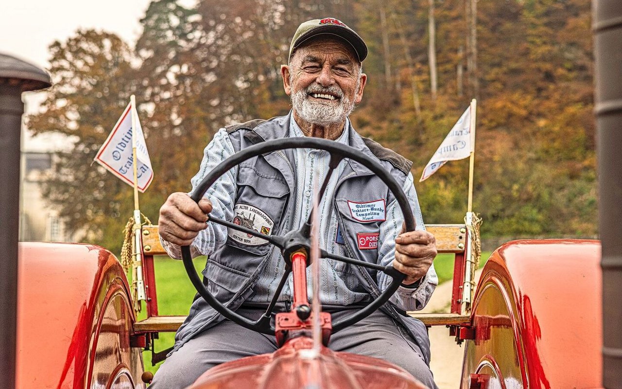 Den 85-jährigen Hans Bachofner aus Kleinbösingen FR kennt man als Porschehousi. 