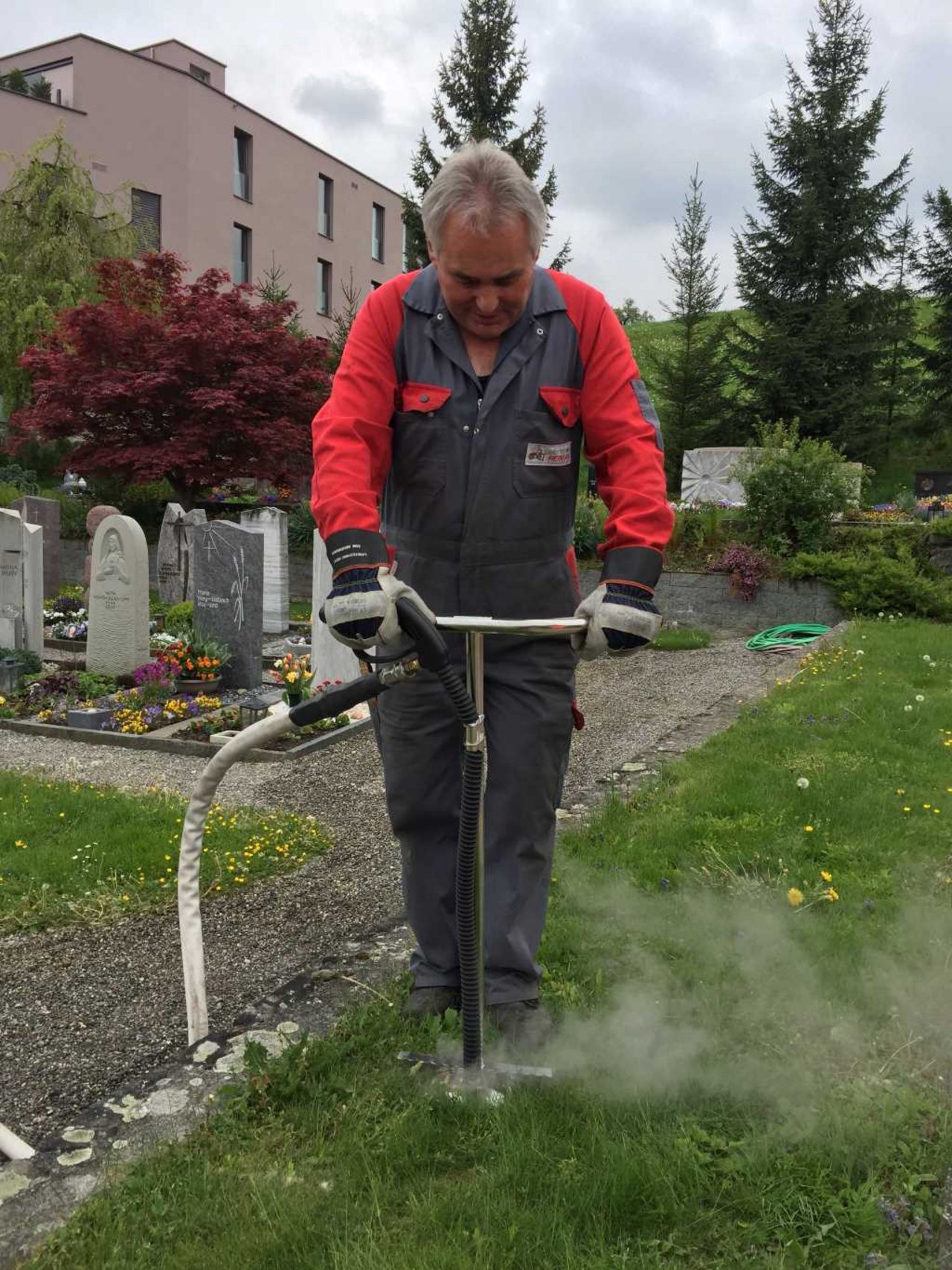 Der Blackenspiess vom BlackWeg erhitzt die Blacke unterirdisch und tötet sie dadurch ab. Bild: Hochdorfer Technik AG