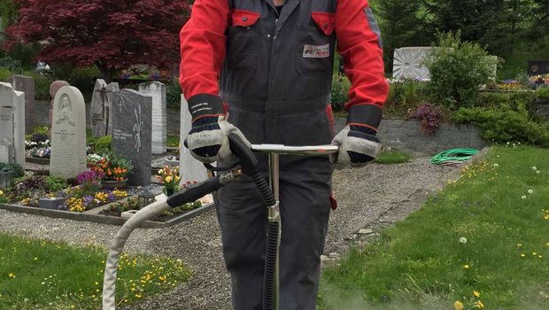 Der Blackenspiess vom BlackWeg erhitzt die Blacke unterirdisch und tötet sie dadurch ab. Bild: Hochdorfer Technik AG