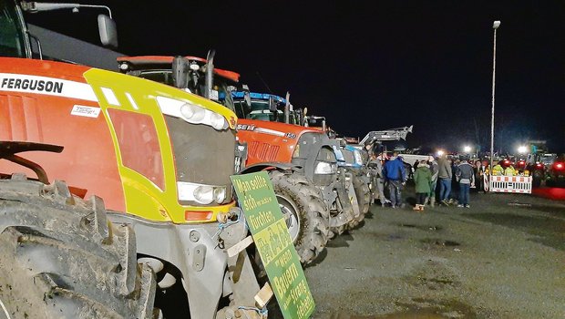 Im niedersächsischen Hesel haben Bauern der Bewegung «Land schafft Verbindung» das Aldi-Zentrallager blockiert und gegen die niedrigen Erzeugerpreise demonstriert. Die Blockade wurde nach drei Tagen aufgehoben.(Bild Ulrike Witting)