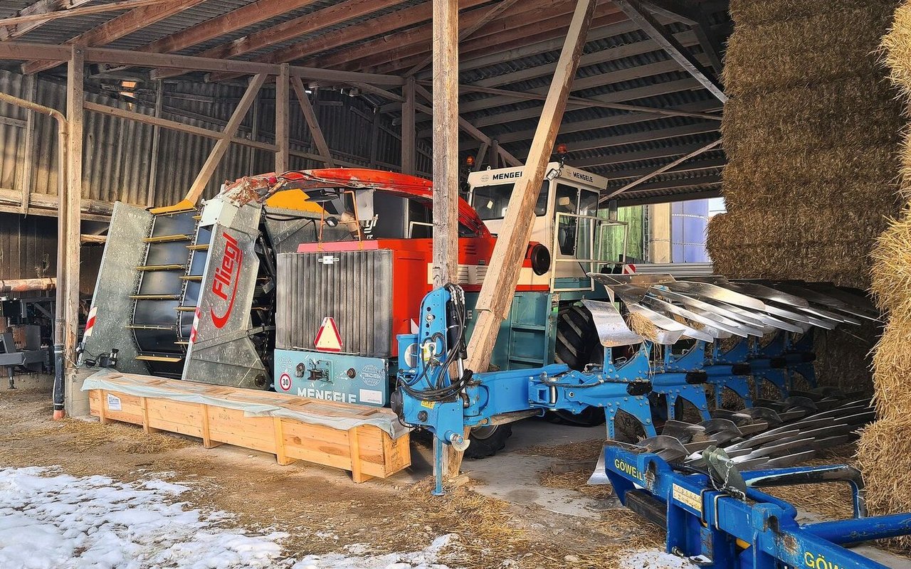 Trotz des zusätzlichen Abstellbedarfes hält Heinz Keller den älteren Häcksler am Laufen und setzt ihn auch jährlich ein.