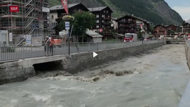Im Dorf war die Feuerwehr im Einsatz, und die Brücken über den Triftbach seien gesperrt worden.  (Bild Screenshot SRF News)