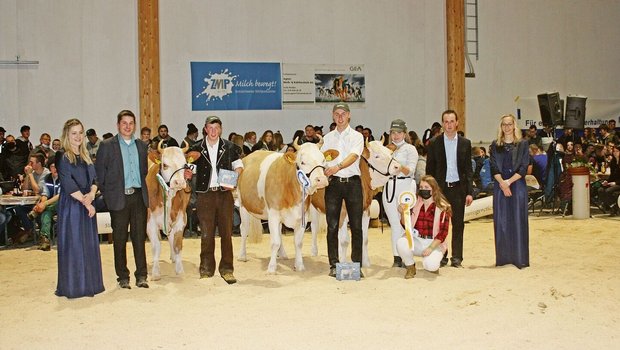 Das Podest bei den Simmental mit der Siegerin Mirk Malta von Michael Christen in der Mitte.