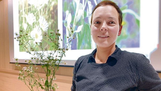 Kursleiterin Cornelia Lohri zeigt mit dem einjährigen Berufkraut eine der invasiven Pflanzen, welche sich auch auf extensiven landwirtschaftlichen Flächen rasant verbreiten.  