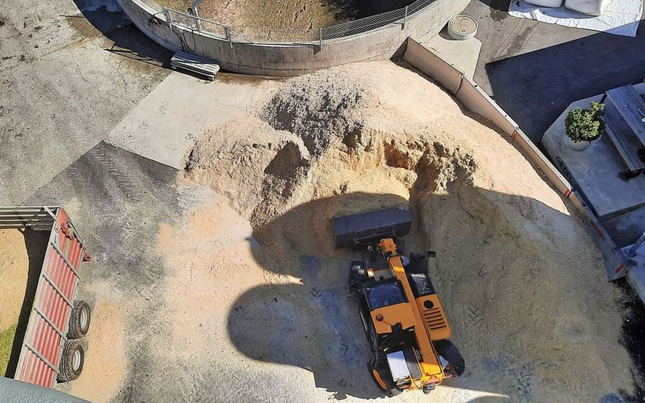 Die Rangierflächen um die Hochsilos sind grosszügig dimensioniert. So hat Thomas Renggli beispielsweise genügend Platz,vor dem Einfüllen zusätzliche Futtermittel zuzuladen, wie die Sicht vom Silo aus zeigt.