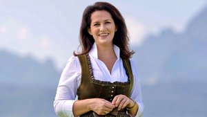 Die bayerische Landwirtschaftsministerin Michaela Kaniber vor einer Bergkulisse.