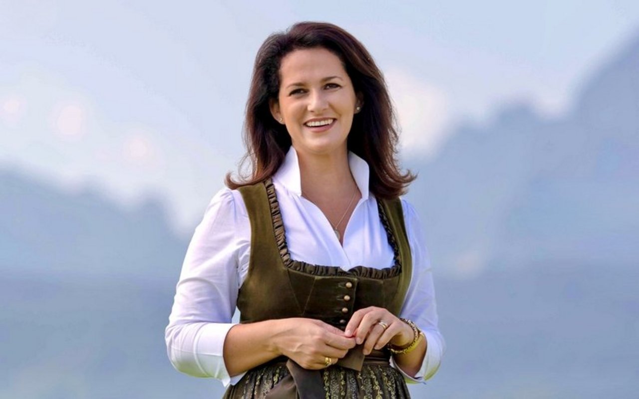 Die bayerische Landwirtschaftsministerin Michaela Kaniber vor einer Bergkulisse.