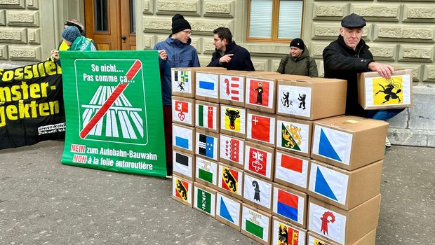 Kartons der Unterschriften für das «Referendum gegen den Autobahn-Bauwahn» vor der Bundeskanzlei.