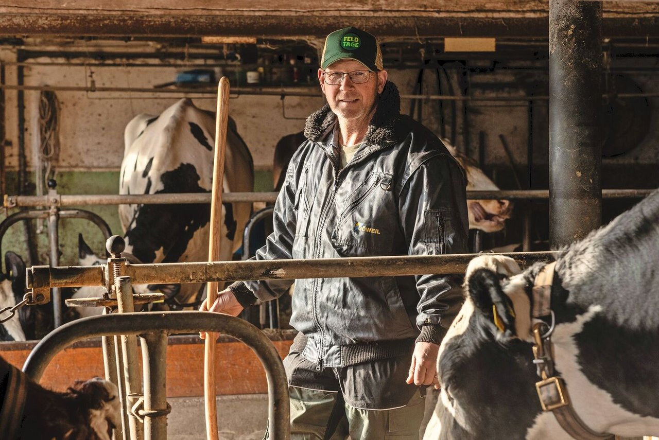 Manfred Kunz und sein Sohn Hannes besprechenvieles morgens im Stall beim Melken.