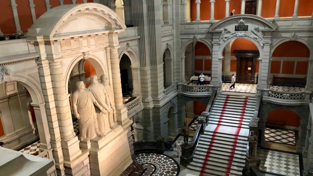 Die Kuppelhalle des Bundeshauses in Bern mit den Statuen von Werner Stauffacher, Walter Fürst und Arnold von Melchtal, den Begründern der Eidgenossenschaft.