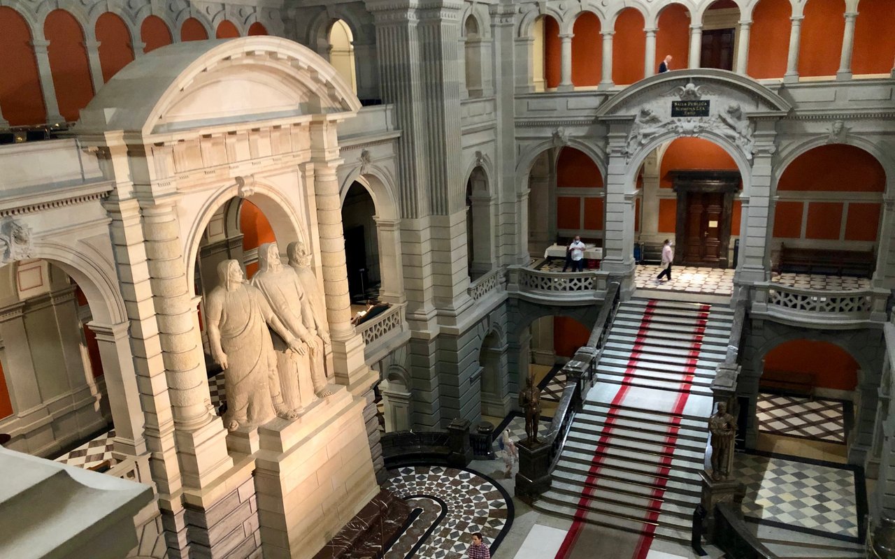 Die Kuppelhalle des Bundeshauses in Bern mit den Statuen von Werner Stauffacher, Walter Fürst und Arnold von Melchtal, den Begründern der Eidgenossenschaft.