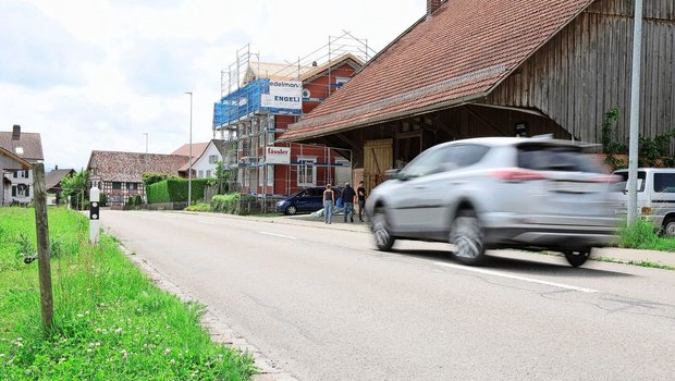 Die Autos auf der Kantonsstrasse vor dem Betrieb fahren schnell und gerade während Stosszeiten in hohen Kadenzen. 